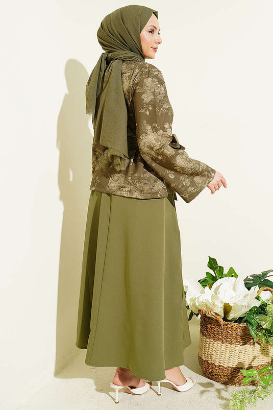 Ensemble deux pièces kaki avec jupe double et ceinture à motifs