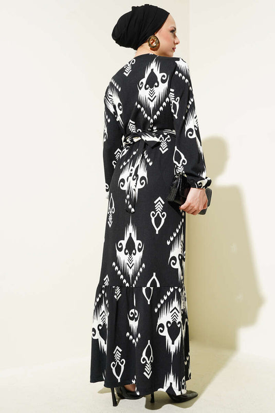 Robe noire à volants et ceinture à motifs