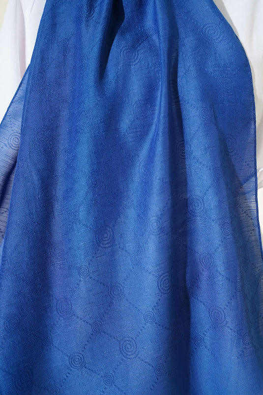 شال منقوش بنقشة الأحرف الأولى (ساكس)