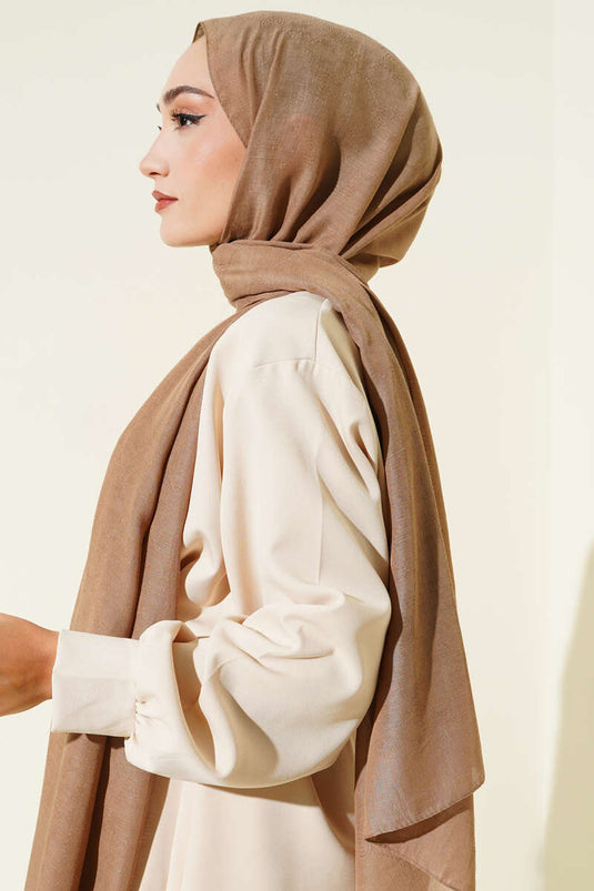 وشاح منقوش بحرف أولي، لون قهوة بالحليب