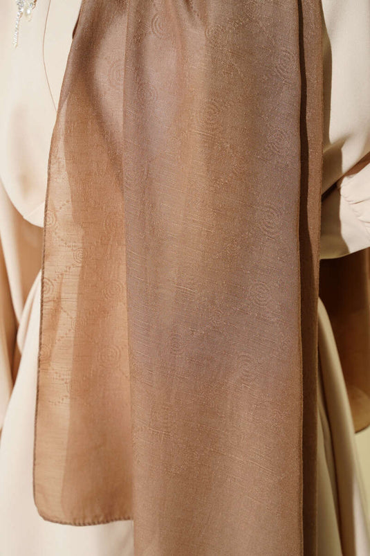 وشاح منقوش بحرف أولي، لون قهوة بالحليب