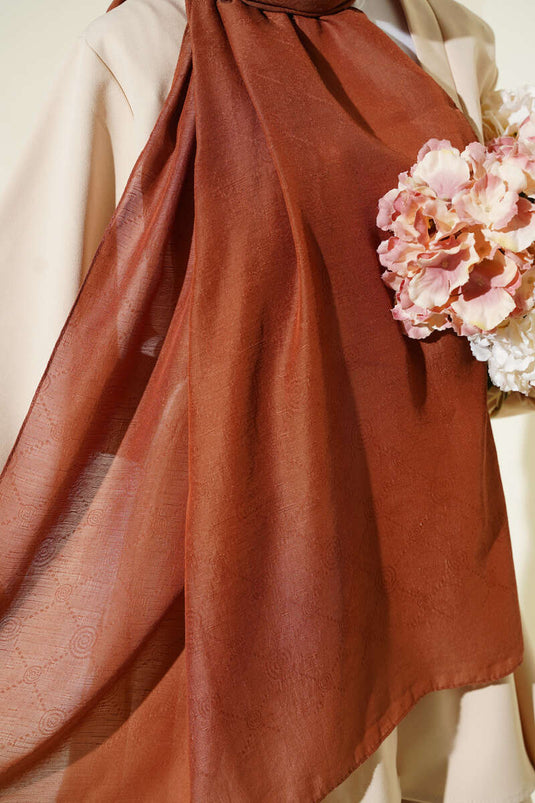 شال منقوش بنقشة الأحرف الأولى، لون بني فاتح