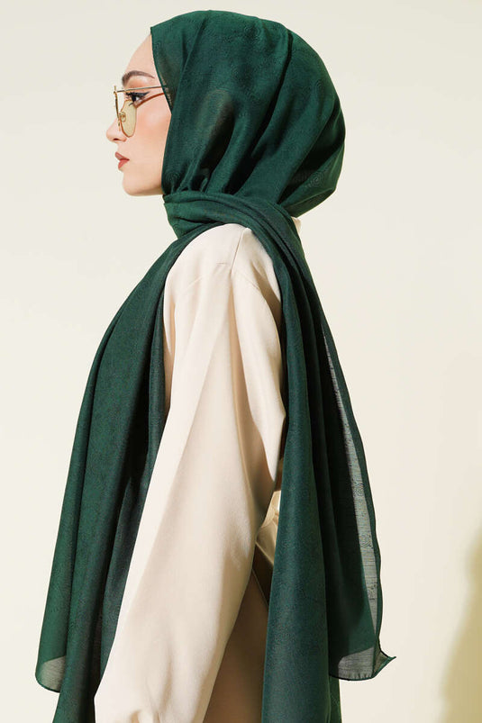 شال منقوش بنقشة الأحرف الأولى باللون الزمردي