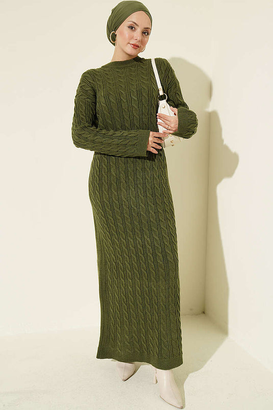 Gemustertes Strickkleid Mit Haarzöpfen In Khaki