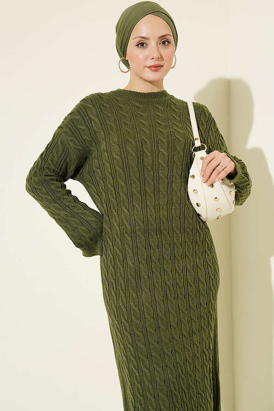 Gemustertes Strickkleid Mit Haarzöpfen In Khaki