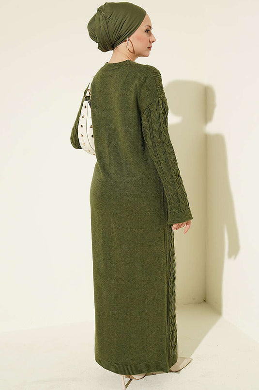Gemustertes Strickkleid Mit Haarzöpfen In Khaki