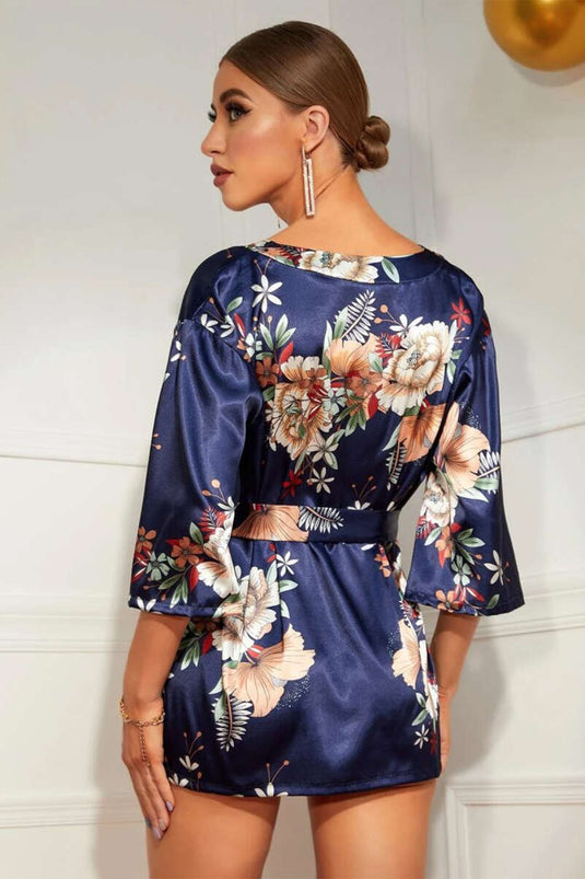 ثوب نوم خيالي من الساتان المنقوش باللون الأزرق الداكن