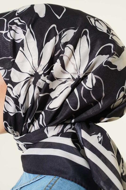 Assortiment de 10 foulards à motifs noirs
