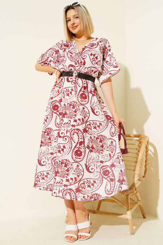 Robe bordeaux à manches courtes et ceinture à motifs