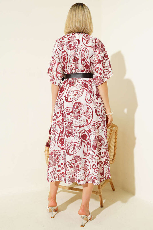 Robe bordeaux à manches courtes et ceinture à motifs