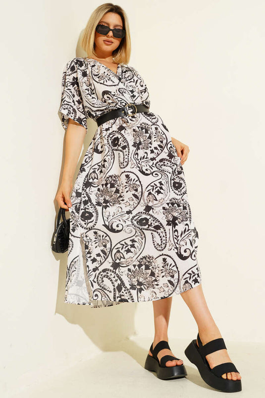 Robe noire à manches courtes et ceinture à motifs