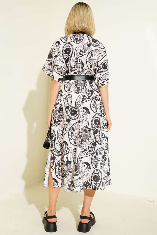 Robe noire à manches courtes et ceinture à motifs