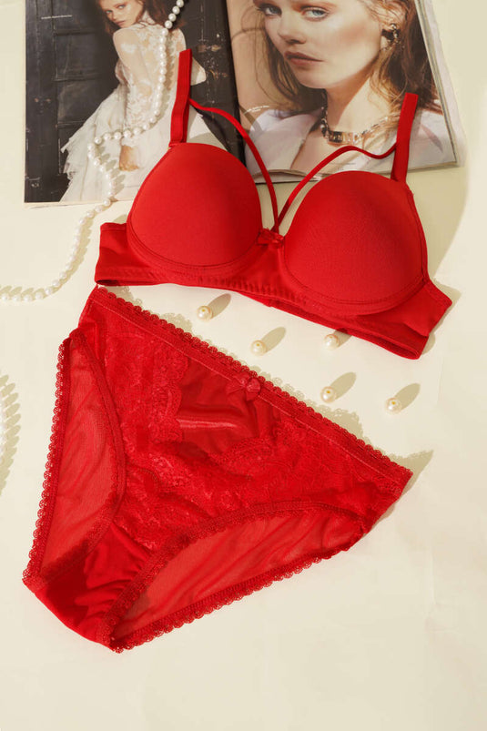 طقم حمالة صدر صغيرة داعمة بأشرطة متقاطعة باللون الأحمر