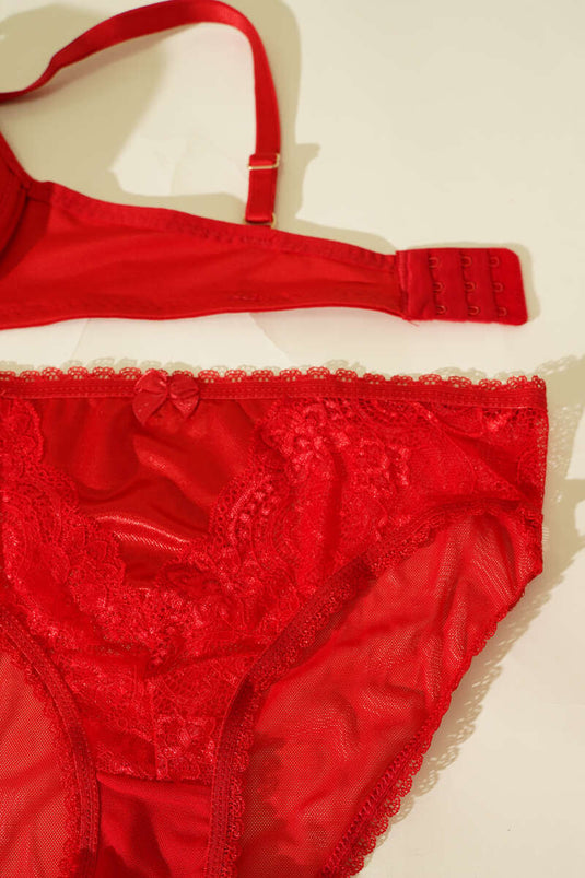 طقم حمالة صدر صغيرة داعمة بأشرطة متقاطعة باللون الأحمر