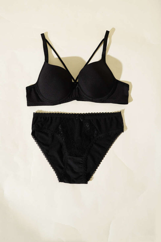 طقم حمالة صدر صغيرة مبطنة بشريط متقاطع باللون الأسود