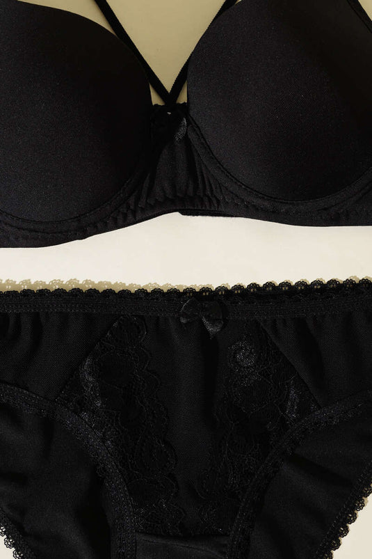 طقم حمالة صدر صغيرة مبطنة بشريط متقاطع باللون الأسود