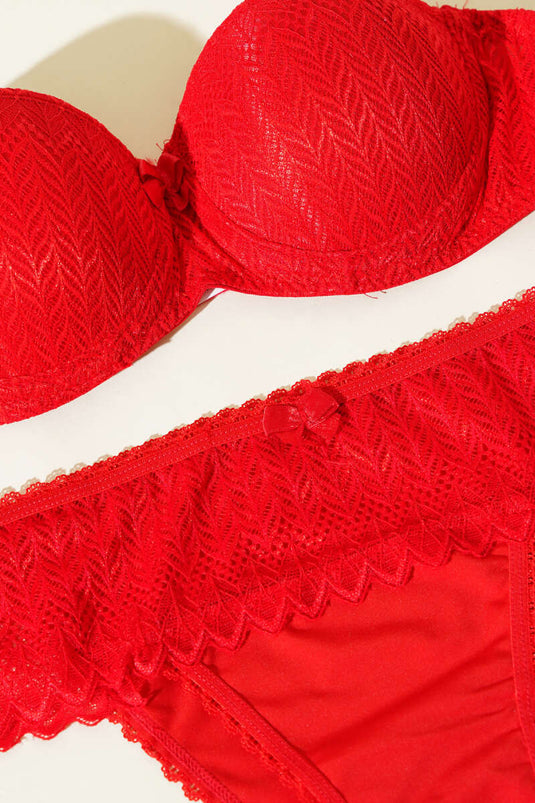 طقم حمالة صدر مبطنة من الدانتيل بدون حمالات باللون الأحمر