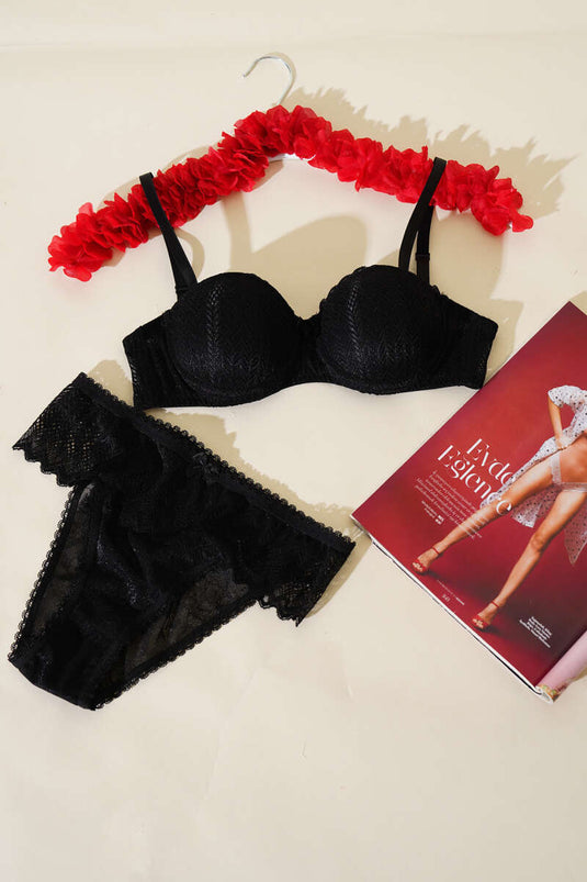 طقم حمالة صدر مبطنة من الدانتيل بدون حمالات باللون الأسود