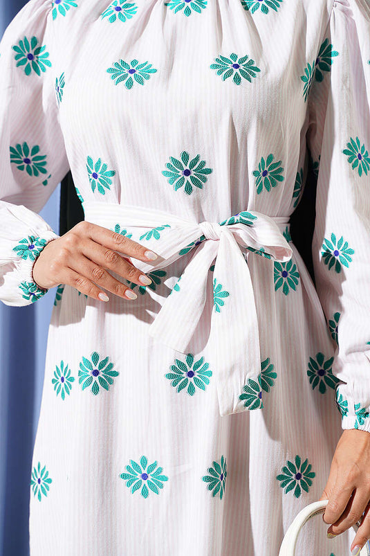 Vestido De Cuello Alto Con Estampado Floral Y Adornos