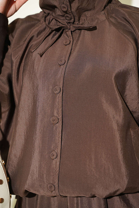 طقم مكون من قطعتين بني بأزرار وياقة عالية