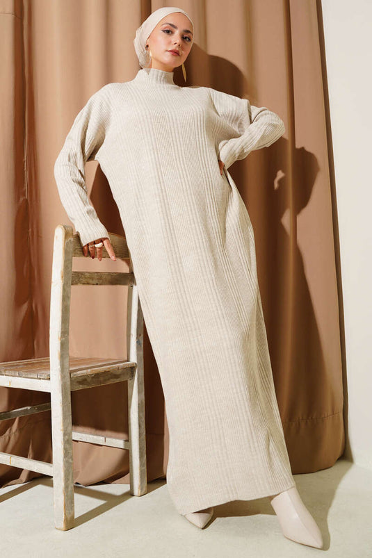 Robe en maille côtelée à col montant beige