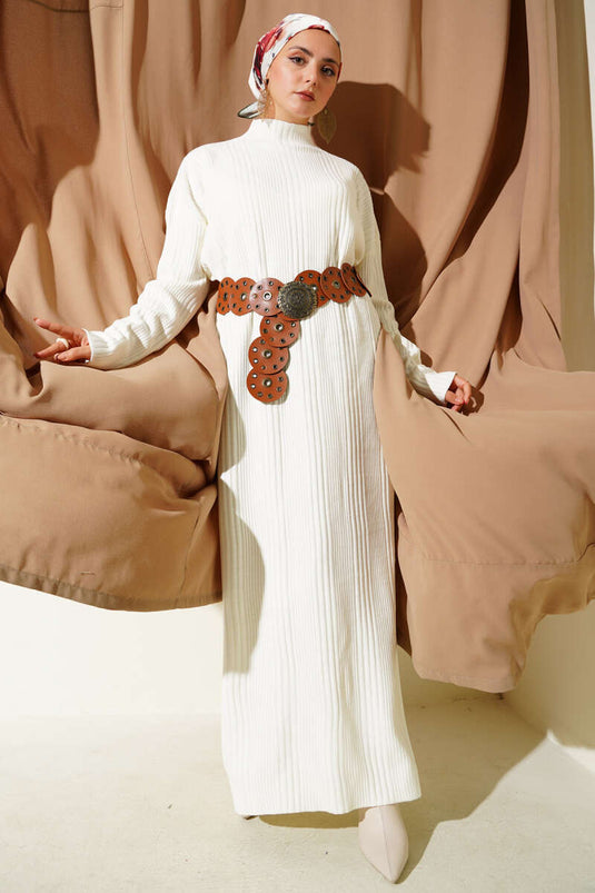 Robe en maille côtelée à col montant écru