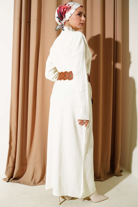 Robe en maille côtelée à col montant écru