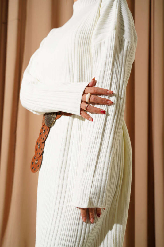 Robe en maille côtelée à col montant écru