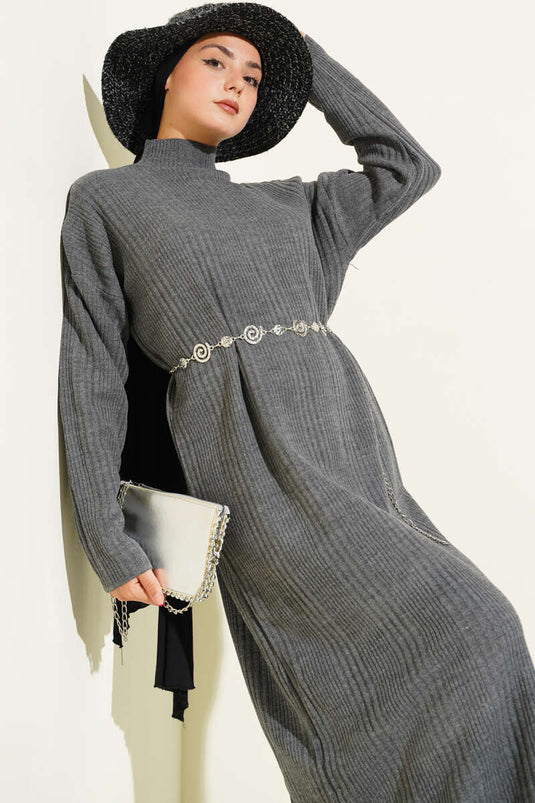 Robe en maille côtelée à col montant couleur fumée