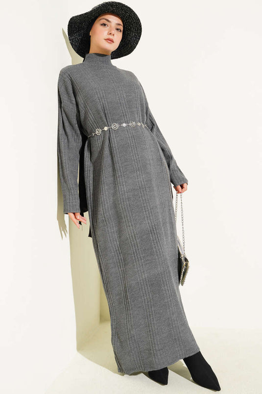 Robe en maille côtelée à col montant couleur fumée