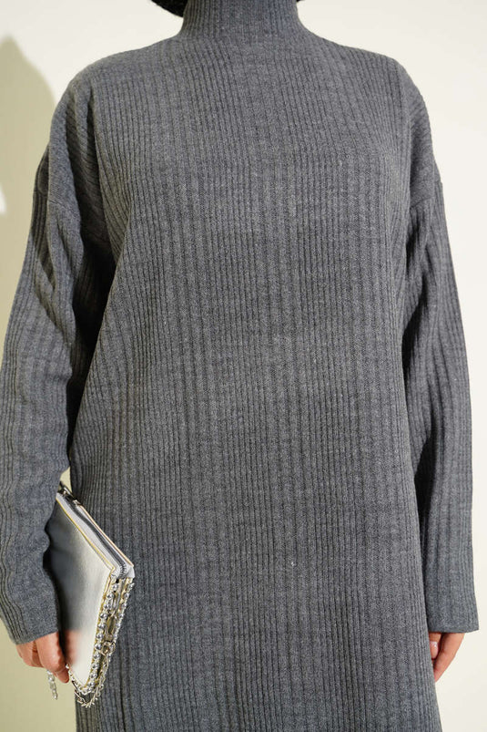 Robe en maille côtelée à col montant couleur fumée