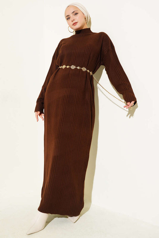 Robe en maille côtelée à col montant marron