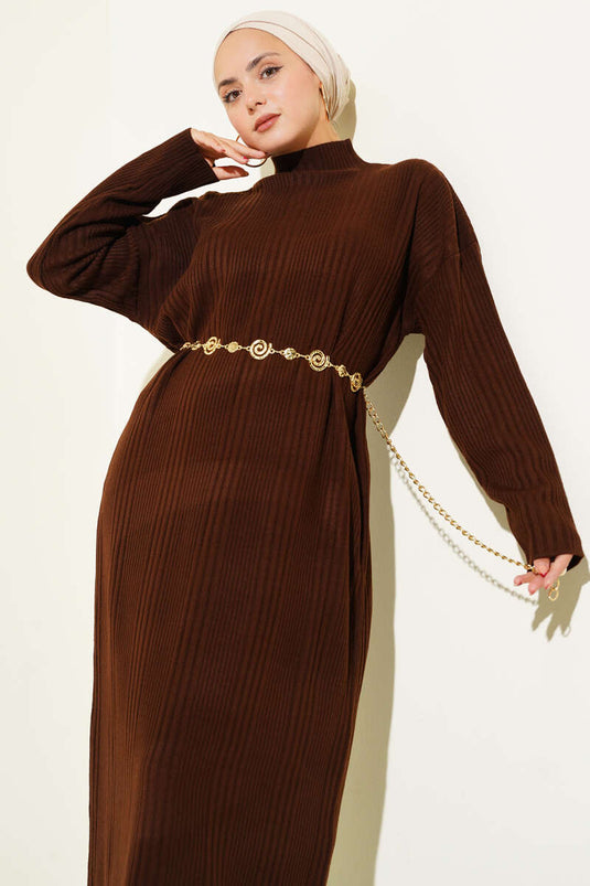 Robe en maille côtelée à col montant marron