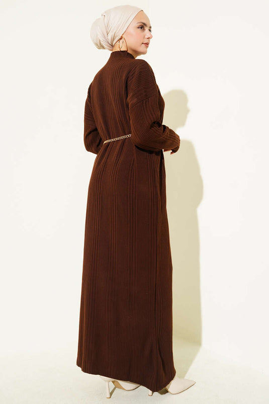 Robe en maille côtelée à col montant marron
