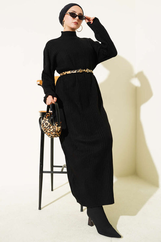 Robe en maille côtelée à col montant noire