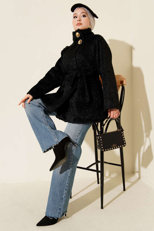 Zwarte jas met opstaande kraag en riem, geschikt voor een baard.