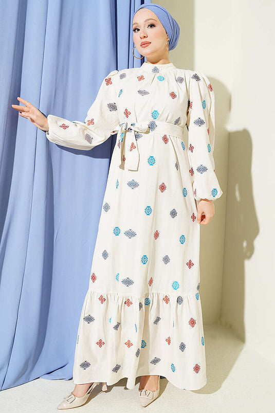 Robe Beige Brodée À Col Haut