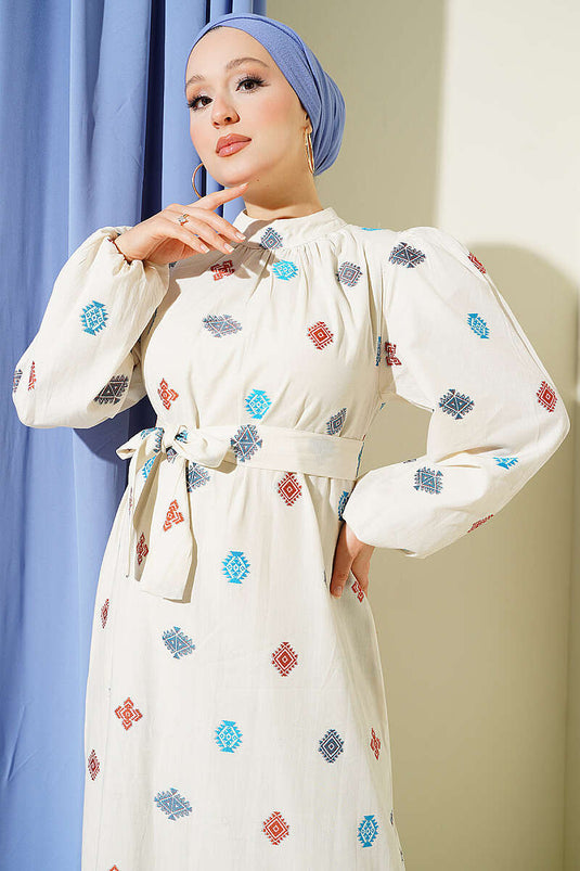 Robe Beige Brodée À Col Haut