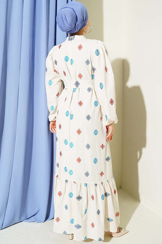 Robe Beige Brodée À Col Haut