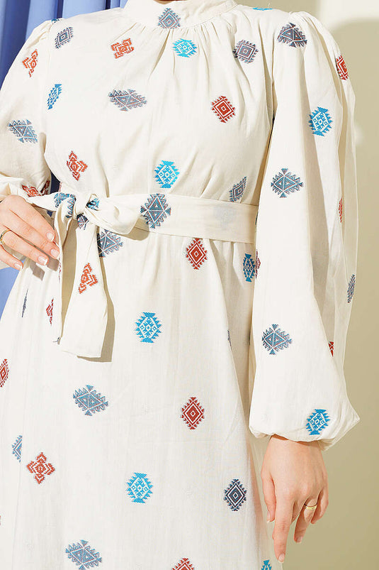 Robe Beige Brodée À Col Haut