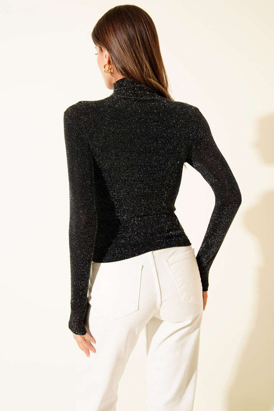 بلوزة سوداء لامعة بأكمام طويلة وياقة عالية