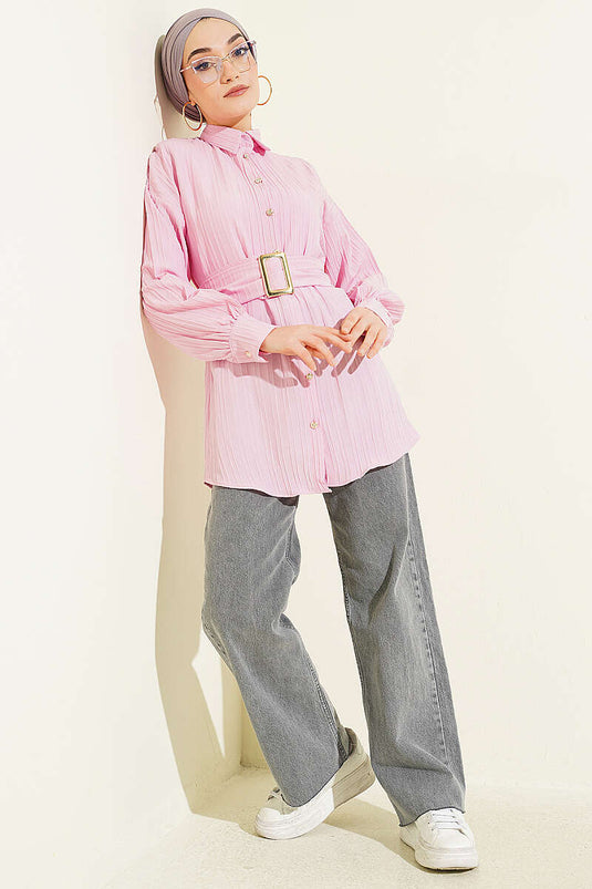 Chemise rayée rose avec ceinture rectangulaire à boucle