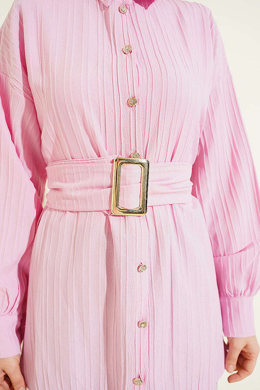 Chemise rayée rose avec ceinture rectangulaire à boucle