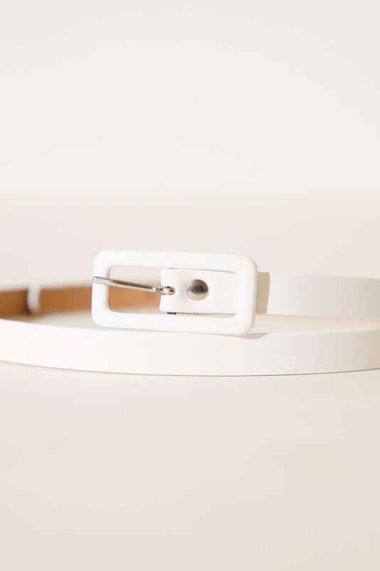 حزام أبيض رفيع ذو مشبك مستطيل