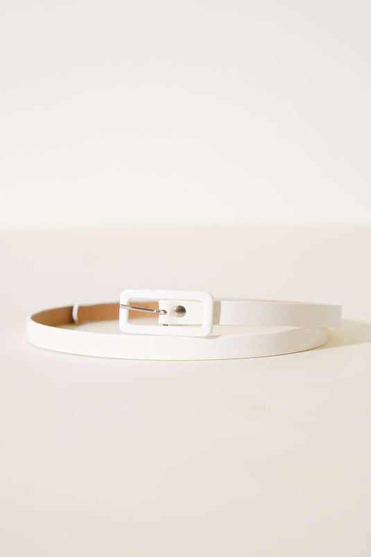 حزام أبيض رفيع ذو مشبك مستطيل