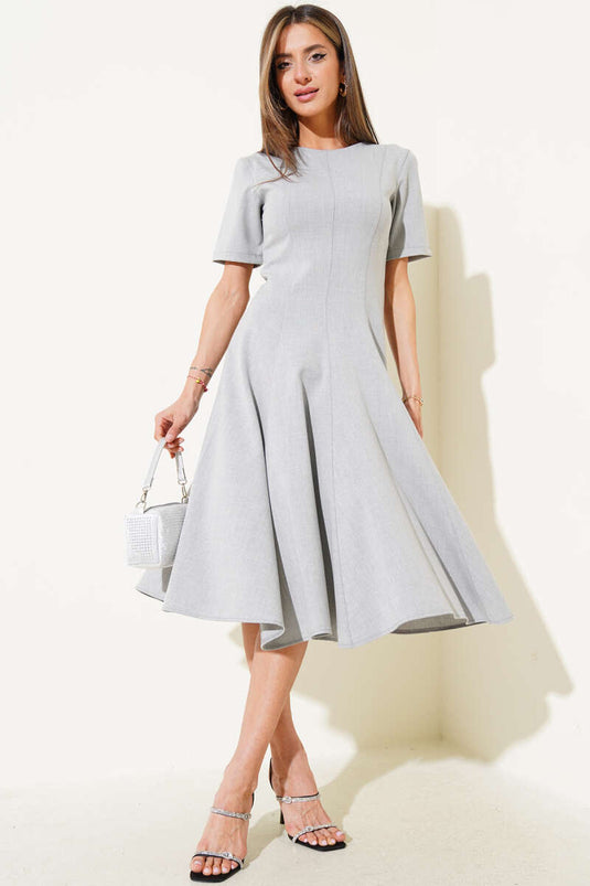 Robe midi grise à manches courtes et détails de surpiqûres
