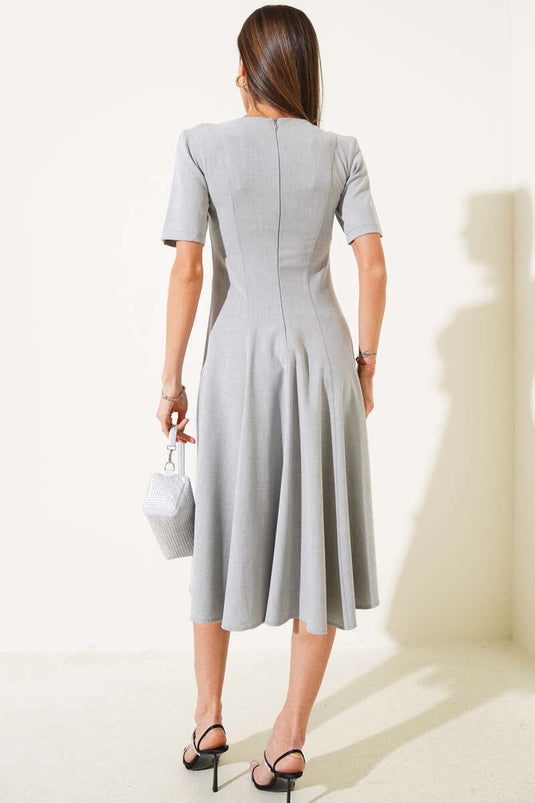 Robe midi grise à manches courtes et détails de surpiqûres