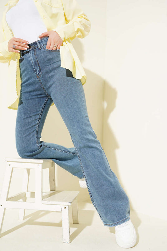 بنطلون جينز مخيط بقصة جرسية متوسطة باللون الأزرق الثلجي