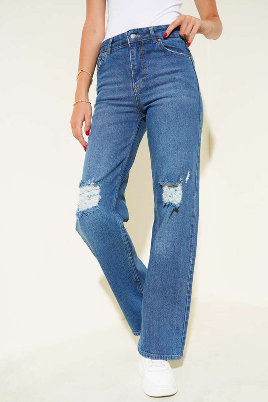 بنطال جينز أزرق بفتحات ليزرية عند الركبة