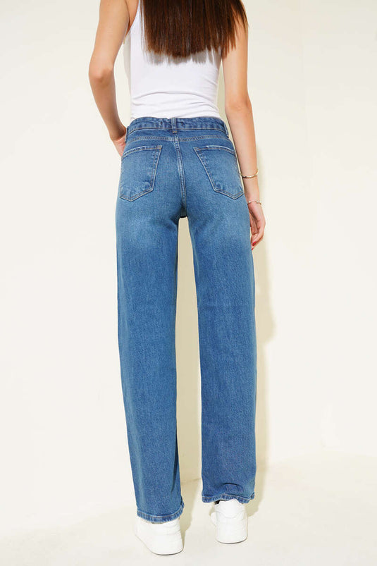 بنطال جينز أزرق بفتحات ليزرية عند الركبة